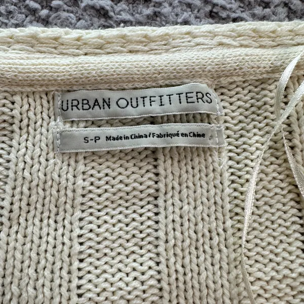 Urban Outfitters Cream Ribbed Knit Cropped V Neck Sweater Long Sleeve Size S - Image 4