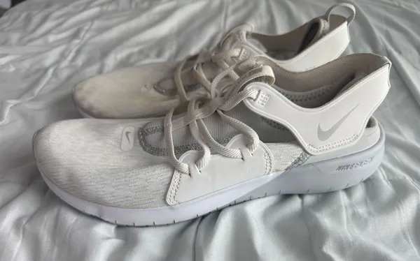 Nike Tennis Shoes - Image 3