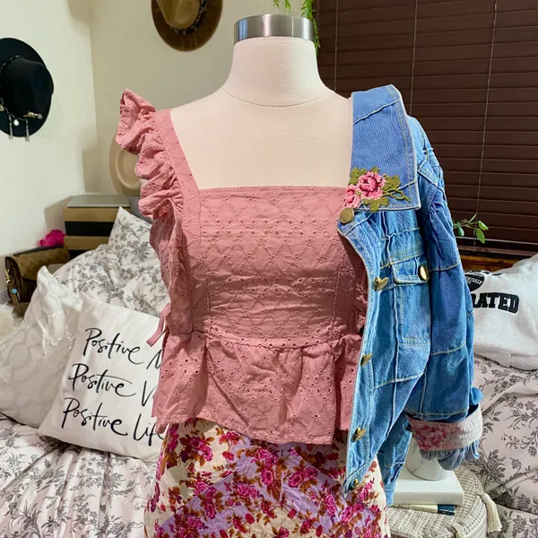 Boutique NEW Pink Eyelet Top - Image 10