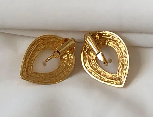 Lovely Vintage Clip On Earrings Gold Tone W Faux Pearl Cabochon - Image 5