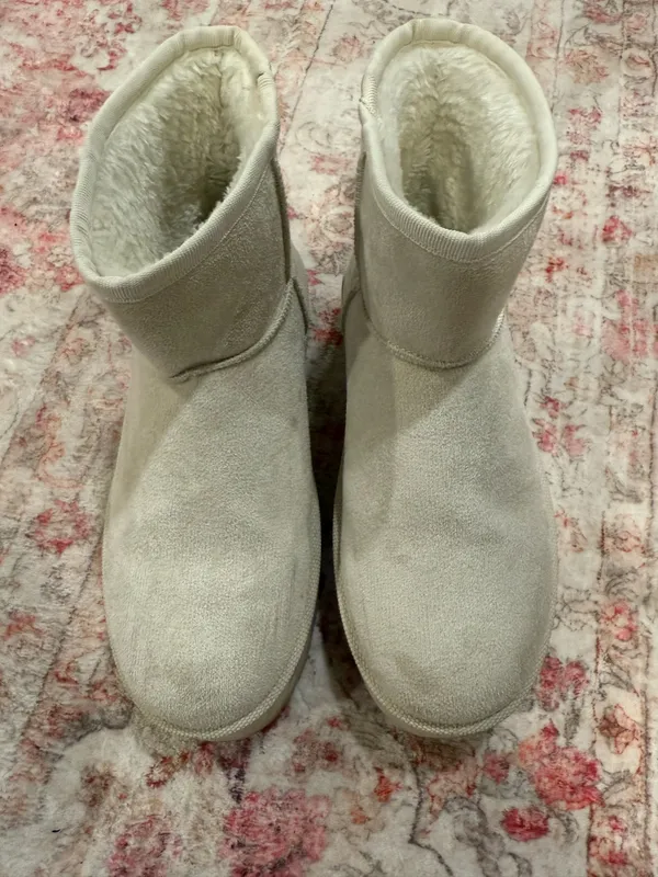 White platform winter boots Size 7.5 - Image 2