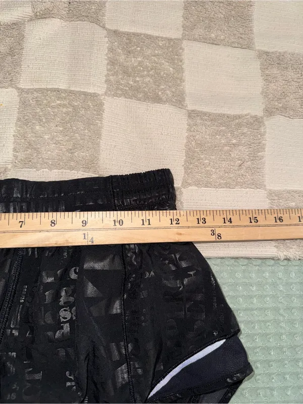 Lululemon Hotty Hot‎ Short II *2.5" Manifesto size 6 - Image 2