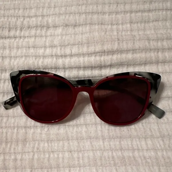 Vera Wang Cranberry Tortoise Cat-Eye Sunglasses - NWT - Image 2