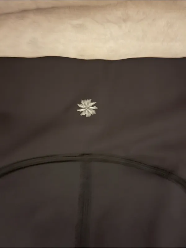 Athleta Ultimate Stash Pocket Shorts in black size large - Image 5