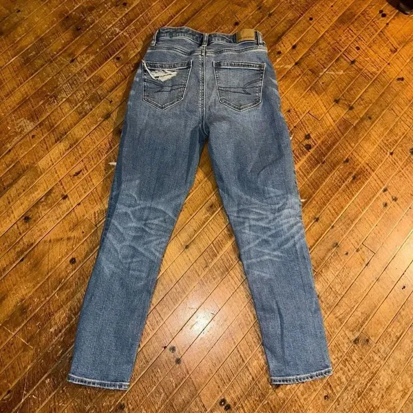 American Eagle destroyed medium wash 00 short normcore mom jeans - Image 3