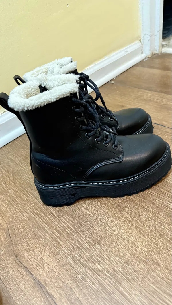 Steve Madden Women's faux Boots Size 5 - Image 2