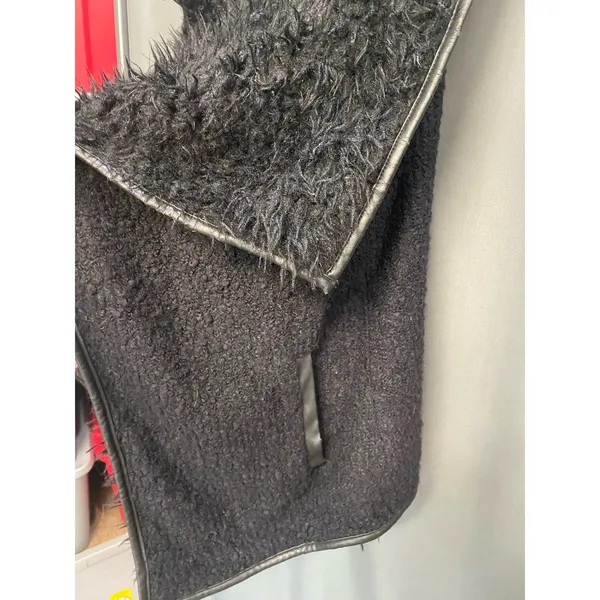 Love Tree black vest size medium faux fur- b58 - Image 4