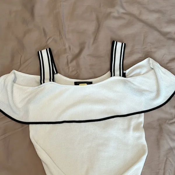 Banana Republic szXS cold shoulder white with black trim summer sweater EUC - Image 9