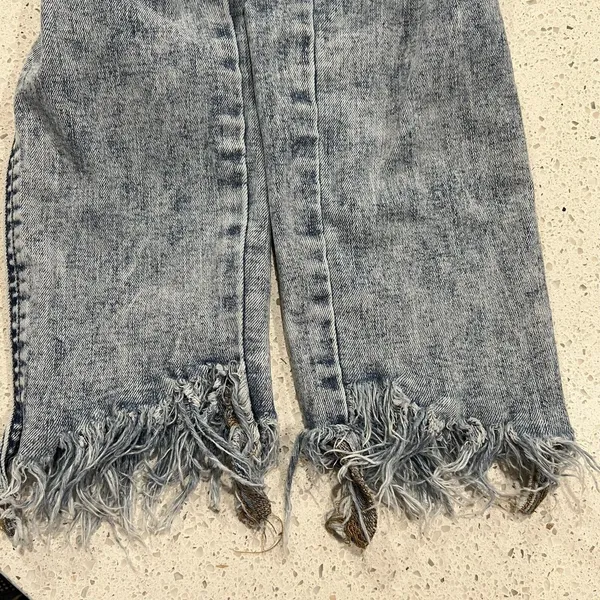 Free People 25 Skinny Jeans Light Acid Wash Fringe Hem Distressed OB661483 Boho - Image 5