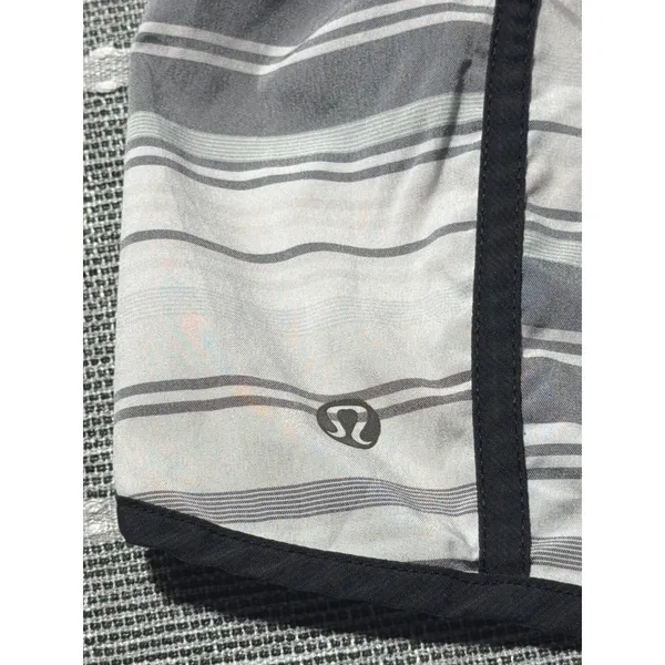 Lululemon Hotty Hot Shorts Size 4 Grey White Striped Running Athletic with Liner - Image 5