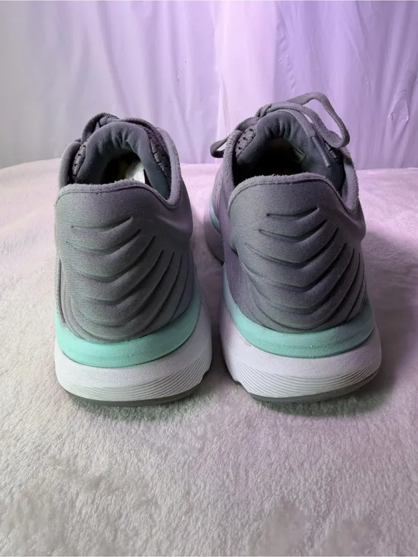 New Balance Women's Light Gray Running Sneakers with Mint Trim - Image 7