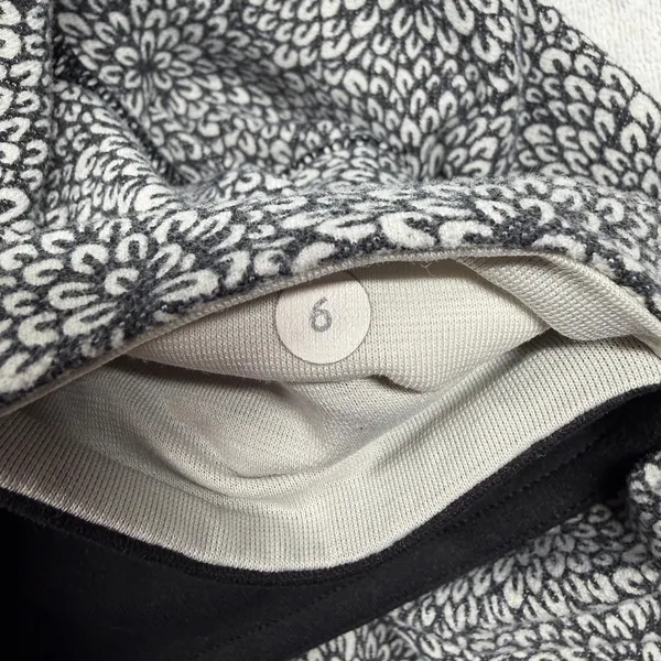 Lululemon Women’s Floral Print Leggings Size 6 Black White 31” Full Length - Image 5