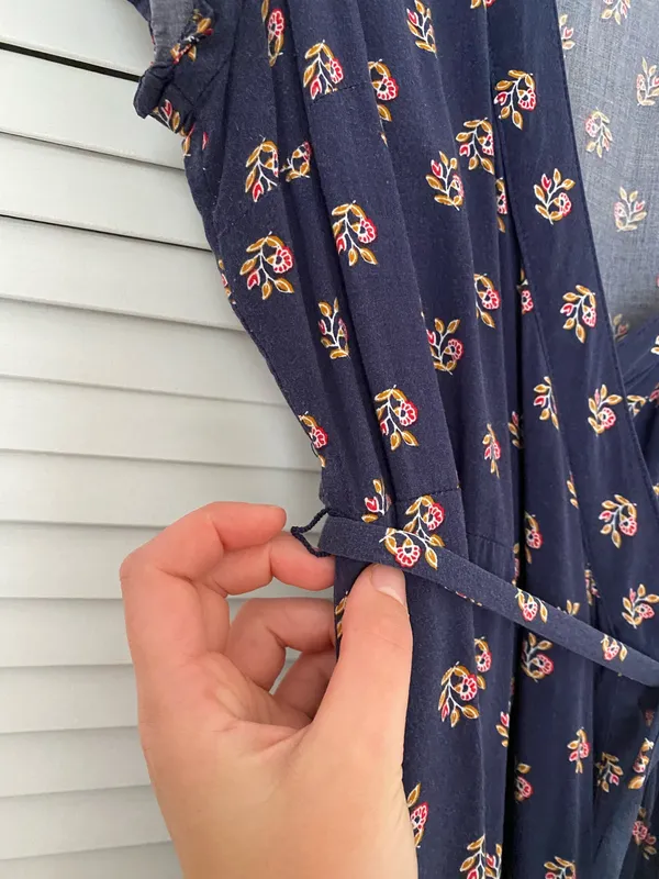 Old Navy Wrap Dress Floral Blue - Image 4