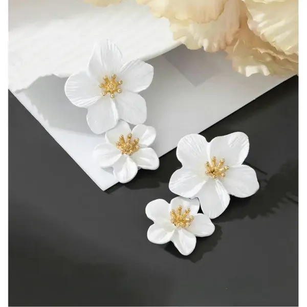 White & Gold Vintage Inspired Floral Dangle Earrings with Gold Accents NWT - Image 3