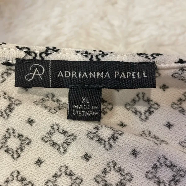 Adrianna Papell- Geometric Pattern Hi Low Black White Gathered Cuffs Top- Size L - Image 3