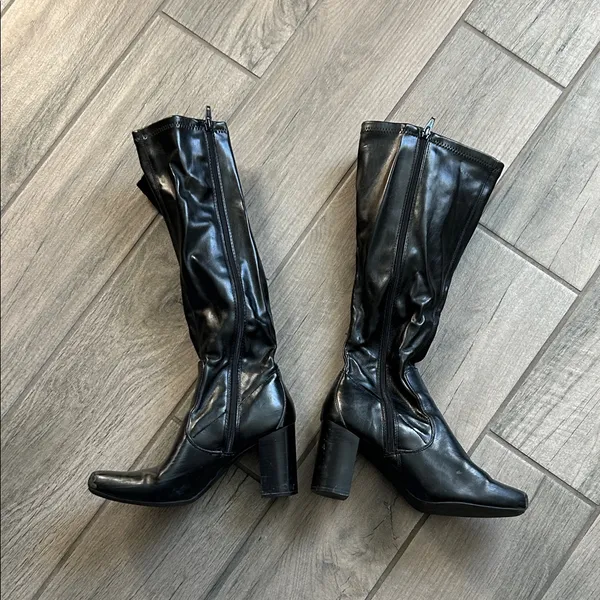 Croft & Barrow Shiny Black Heeled Boots - Image 3