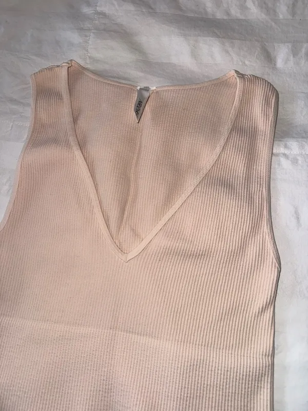 NIKIBIKI Top Ribbed V-Neck Crop - Image 2