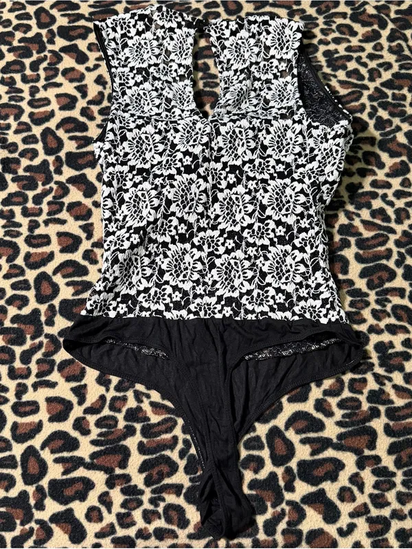 2000s style gothic whimsical bebe black & white floral lace bodysuit - Image 3