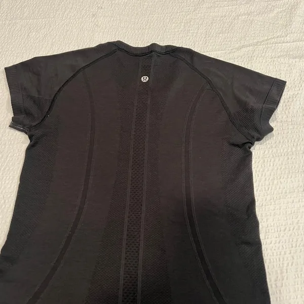 Lululemon black swiftly tech shirt for women size 4 - Image 6