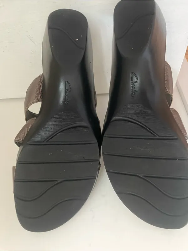 Clarks Women's Brown‎ Leather Slide Sandals 9.5 NOTE PIC of blemish - Image 3