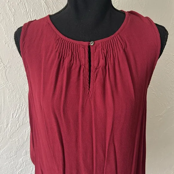 Madewell Red Burgundy Pleated Sleeveless Blouse w/ Keyhole Detail - Image 3