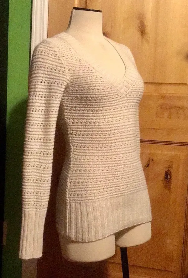 Cream Crochet Gold Knit V Neck Pullover Sweater $99 EUC XS - Image 2