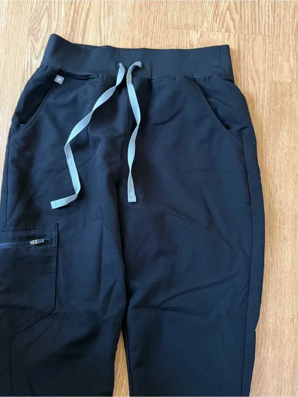 FIGS Zamora Jogger Scrub Pant & Catarina Top - Image 7