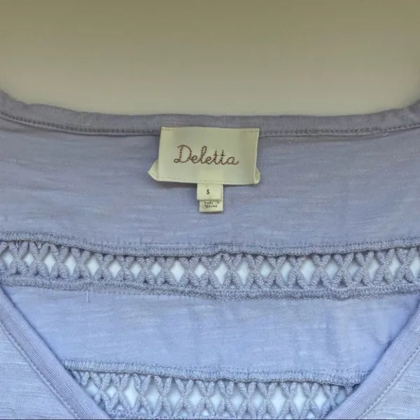 Anthropologie Deletta Lavendar Purple Lace Line Crochet Sleeve Top Size Small - Image 3