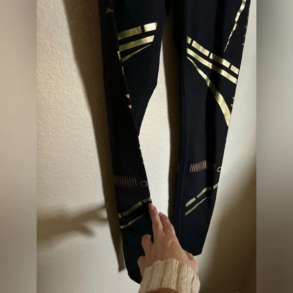 ALO Yoga Airbrush‎ Chakra Leggings Size Small in Black & Gold - Image 4