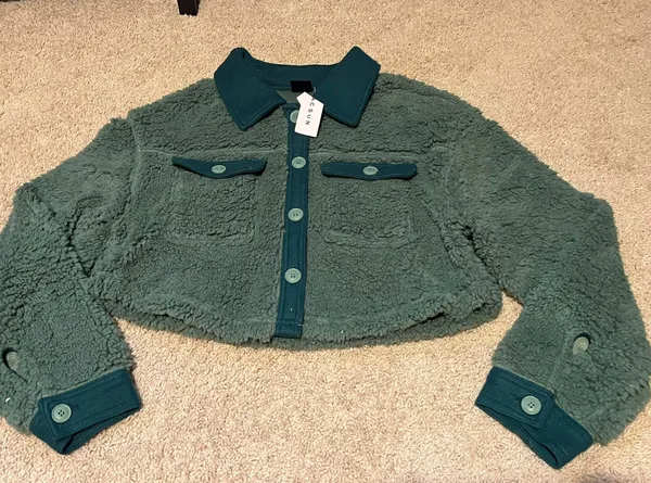 PacSun Green button down long sleeve cropped fleece jacket never worn - Image 3