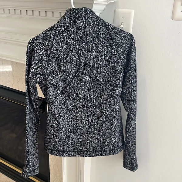 lululemon jacket size 6 - Image 9