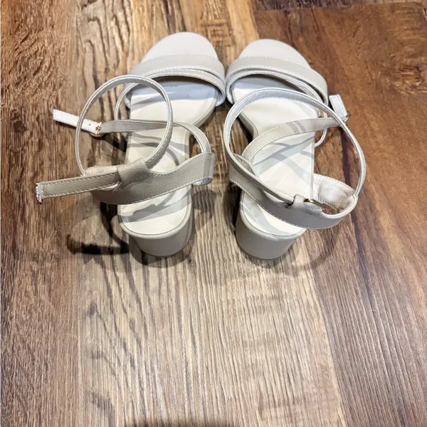 NEW Elegant Beige Women's Heels Size 6 - Image 4