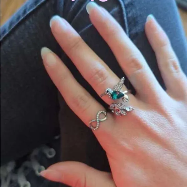 Elegant Silver Tone Hummingbird Rhinestone Ring with Green Gemstone - Image 6