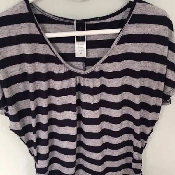 Molly Maxi Vneck striped short sleeve shirt. Size Medium. - Image 2