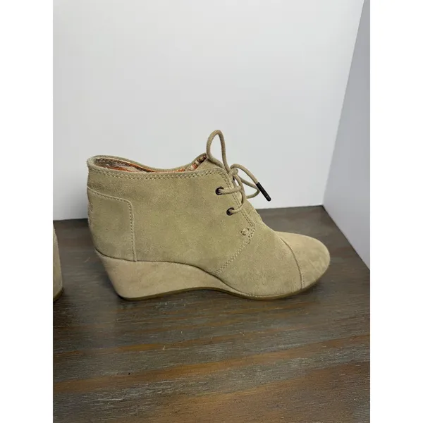 TOMS Taupe Suede‎ Desert Wedge Booties Lace-Up Boho Casual Size 8 - Image 4