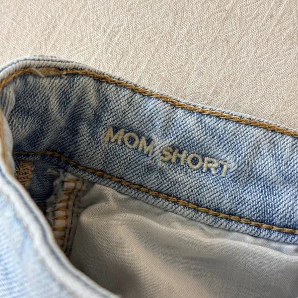 American Eagle Mom Short‎ Light Wash Distressed Rainbow Sunshine Denim Size 2 - Image 3
