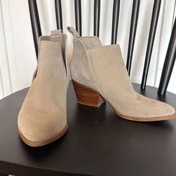 Dolce Vita Daine tan suede pull on booties size 6 - Image 9