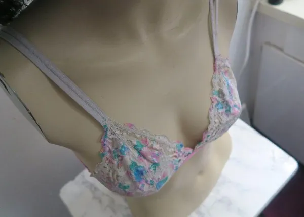 PINK Victoria's Secret lace trimmed triangle bra in white and pink size medium. - Image 4