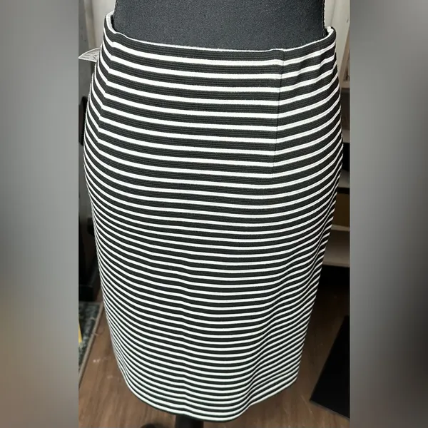 Loft sz medium black and white skirt - Image 2