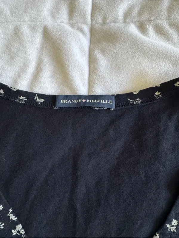 Brandy Melville Navy Floral Crop Top - Image 5