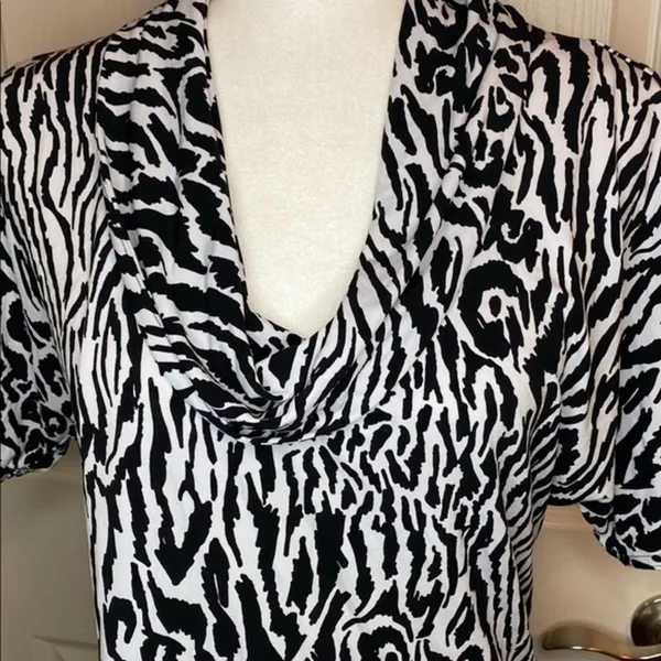 Cable & Gauge Top Zebra Print w/swoop neck Like New Size M - Image 7