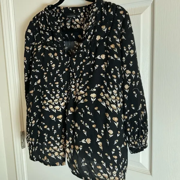 White House Black Market Black Floral V-Neck Blouse Size XS - Image 6