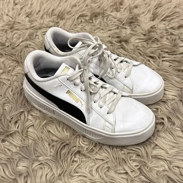 Puma sneakers size 8.5 - Image 2