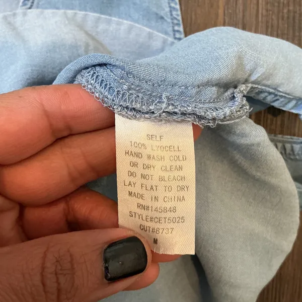 Everly Sleeveless Chambray Tank LightBlue V-Neck Pocket M Minimalist 100% Lyncel - Image 5
