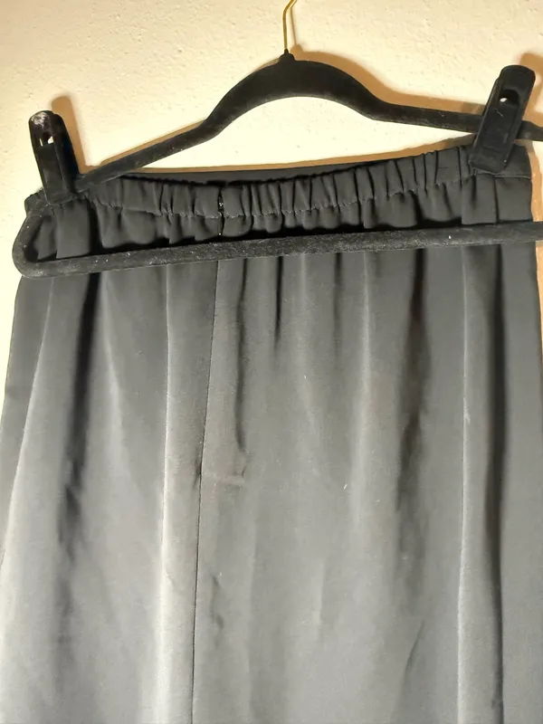Black dress skirt pleated from elastic back - Image 3