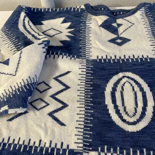 Euc Aztec blue and white crew neck sweater Size XL - Image 2