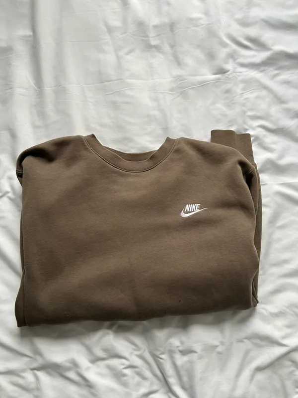 Brown Nike Crewneck Sweatshirt Embroidered Logo Pullover Tan Neutral Medium - Image 4
