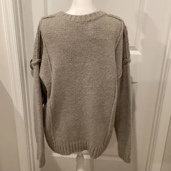 Cozy Women's Beige Crew Neck Sweater Gray Size M - Image 3