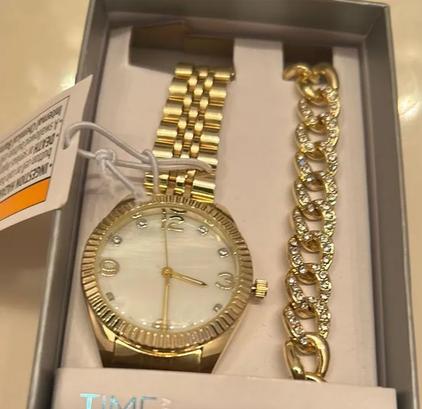 Time and Tru Gold Watch and Bracelet Set Elegant Accessories - Image 10