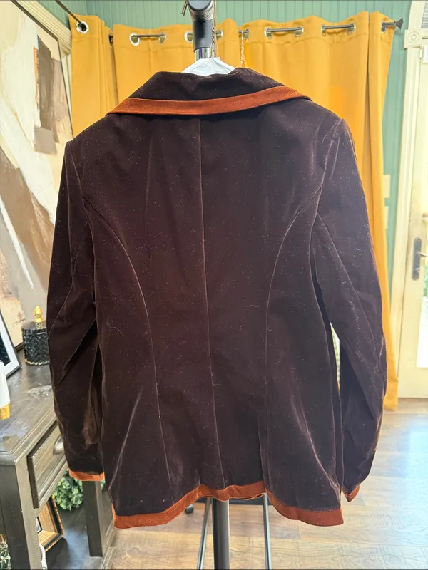 Men's Velvet Blazer with Contrasting Brown Trim - Image 2